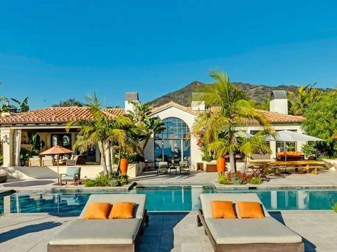 Malibu Beach Bluff true religion jeanshttp://www.businessinsider.com/kym-gold-selling-265-million-malibu-mansion-2015-1 Malibu Mansion Exterior, Malibu House, Malibu Mansion, Mansion Exterior, Mediterranean Style Home, Malibu Beach, Spanish Style Home, Malibu Beaches, Spanish Style Homes