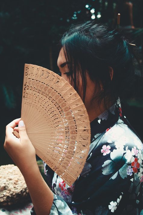 Japanese Woman Holding Brown Hand Fan Free Stock Photo Men's Portrait Photography, Poses Aesthetic, Fan Tattoo, Fan Drawing, Insta Poses, Chinese Fan, Paper Fan, Restaurant Website, Portrait Photography Men