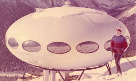 Best ski forward … Matti Suuronen's Futuro house was originally designed as a ski lodge. Click to enlarge. Futuro Houses, Smart Houses, Utopian Society, Bubble Chair, Vintage Homes, Pod House, Elevator Music, Ski Lodge, Prefabricated Houses