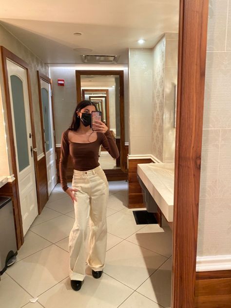 Brown Top Outfit, Outfit Inspo Brown, Cream Pants Outfit, Pants Aesthetic, Brown Pants Outfit, White Tops Outfit, Cream Outfit, White Pants Outfit, Pose Inspiration