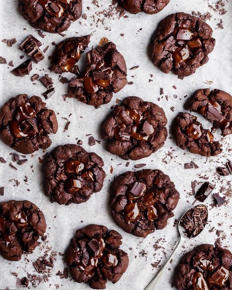 Bo’s Kitchen/UK  🌱 on Instagram: “Whipped up a dangerously large batch of these TRIPLE CHOCOLATE COOKIES this morning and life is GREAT 😆🍫🍫🍫Recipe below ↴ If you’re gonna…” Vegan Chocolate Brownies, Brownie Vegan, Vegan Chocolate Cookies, Triple Chocolate Cookies, Chocolate Brownie Cookies, Vegan Brownie, Chocolate Mix, Triple Chocolate, Brownie Cookies