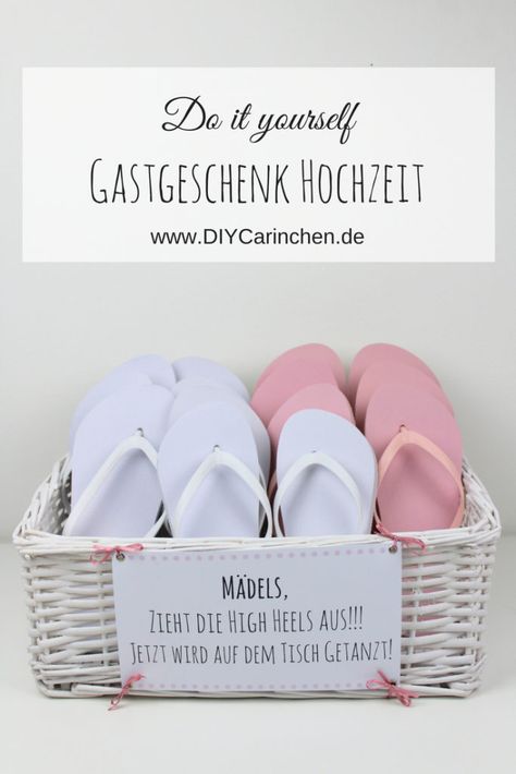 DIY Gastgeschenk Flip Flop Korb - Zieht die High Heels aus, es wird getanzt Flip Flop Basket, Wedding Favours Bottles, Honey Wedding Favors, Diy Wedding Planning, Diy Party Favors, Wedding Favors Cheap, Beach Wedding Favors, Heels High, Diy Wedding Favors