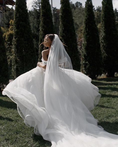 Long Train And Veil Wedding Dress, Photoshoot Inspo Wedding Photography, Editorial Bride Photography, Ball Gown Wedding Photos, Wedding Dress Portrait, Unique Bridal Pictures, Big Dress Wedding Photos, Vogue Bride Photoshoot, Romantic Wedding Portraits