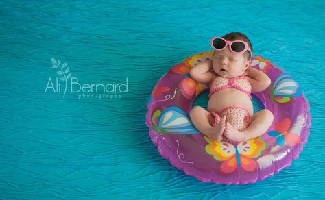 Adorable mock pool shot. Photo Bb, Baby Poses, Foto Baby, Baby Pics, Newborn Pictures, Newborn Photo, Photo Idea