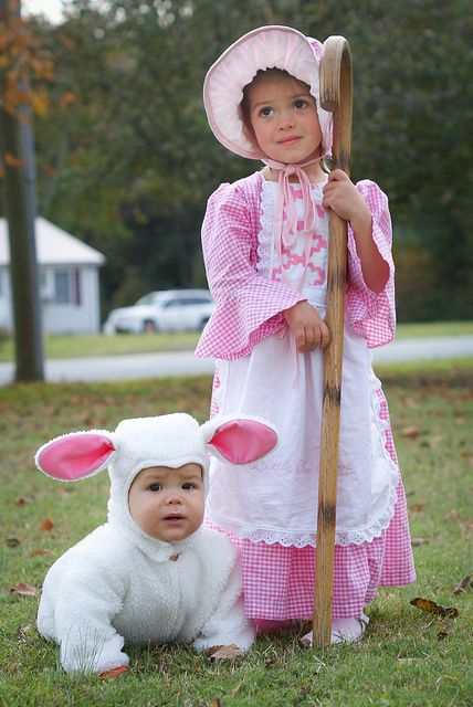 Mary had a little lamb costume. This is what Rachel and Kyla went as 24 years ago! Brother Sister Halloween Costumes, Thanksgiving Baby Outfit Boy, Sister Halloween Costumes, Sibling Halloween Costumes, Sheep Costumes, Boy Thanksgiving Outfit, Sister Costumes, Sibling Costume, Cosplay Kids