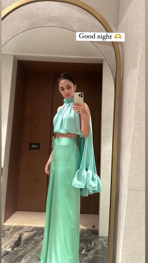 Kiara Advani Outfits Western, Kiara Advani Outfits, Gigi Hadid Outfits, Sidharth Malhotra, Western Dress, Kiara Advani, Couples Poses For Pictures, Bollywood Fashion, Couple Posing