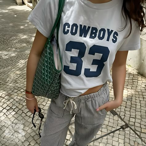 Brandy Melville '33 Cowboys' Jersey Baby Tee  💕 ABOUT - The same baby-tee fit you know & love! - Super comfortable and soft material. - 100% sustainably sourced ring-spun cotton, coloured with OEKO-TEX certified low-impact dyes. - All t-shirts come with pearlized, tear-away labels for total comfort and a scratch-free experience. 🌟SIZING - Please find the size chart in the description before purchasing. 💖CARE/ WASH - Machine wash: warm 30C (max 40C or 105F) - Non-chlorine bleach as needed - Tu Brandy Melville Clothes, Brandy Melville Tshirt, Cute Tee Shirts, Aesthetic Cowboy, Brandy Melville Aesthetic, Brandy Melville Shirts, Cowboys Jersey, Adrette Outfits, Trendy Tees