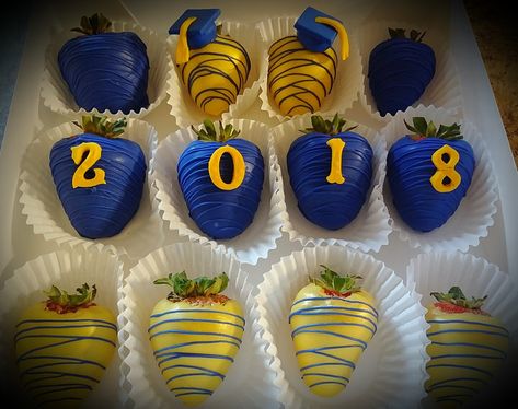 Graduation Sweets Treats, Graduation Sweets Ideas, Chocolate Covered Strawberries Graduation, Graduation Strawberries Chocolate, Graduation Desserts Ideas, Grad Strawberries, Graduation Strawberry Ideas, Graduation Chocolate Covered Strawberry, Graduation Strawberries