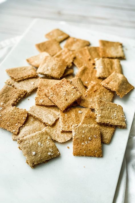 Oat Crackers Recipe, Homemade Snack Crackers, Snacks Crackers, Diy Crackers, Homemade Crackers Recipe, Oat Crackers, Savoury Crackers, Meal Prep On Fleek, Lowest Carb Bread Recipe