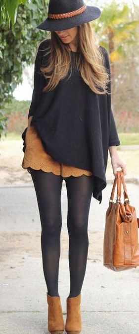 How To Wear Poncho, Poncho Outfit, Mode Tips, Winter Shorts, Woman Walking, Stil Inspiration, Ținută Casual, 여자 패션, Black Tights