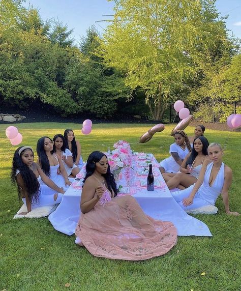 Birthday Dinner Outfit, Picnic Birthday Party, Girls Brunch, Birthday Goals, 21st Birthday Photoshoot, Picnic Birthday, Cute Birthday Outfits, 24th Birthday, Birthday Brunch