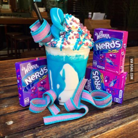 Wonka shake Kawa Starbucks, Unicorn Desserts, Candy Drinks, Alton Brown, Sleepover Food, Junk Food Snacks, Starbucks Drinks Recipes, Rainbow Food, Unicorn Foods