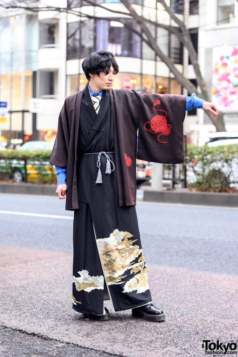 Japanese Kimono, Necktie & Dr. Martens Street Style in Harajuku, Tokyo – Tokyo Fashion Modern Kimono Fashion, Kimono Street Style, Japan Street Fashion, Japanese Kimono Fashion, Kimono Modern, Mode Harajuku, Fashion Kimono, Harajuku Japan, Modern Kimono