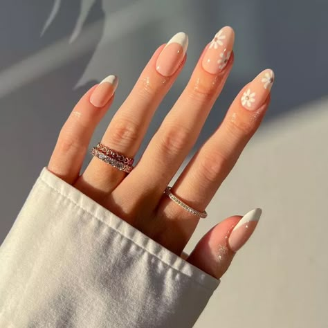 Cute Almond Nails, Emerald Nails, Nude Nail Designs, Daisy Nails, Her Nails, Nails White, Spring Nail Art, Popular Nails, Elegant Nails