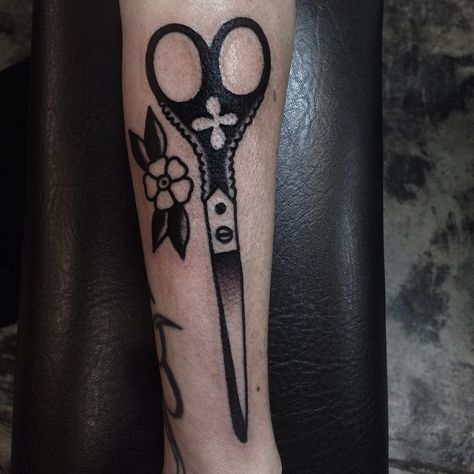 Blackwork style flower and scissors tattoo Tattoo Scissors, Scissor Tattoo, Uk Streetwear, Engraving Tattoo, Tattoo Clothing, Traditional Tattoo Art, Classy Tattoos, Tattoo Blog, Swallows