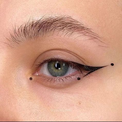 Eyeliner Ideas Simple, Dotted Eyeliner, Interesting Eyeliner, Graphic Liner Hooded Eyes, Simple Graphic Eyeliner, Simple Graphic Liner, Fun Eyeliner, Teknik Makeup, Mode Tips