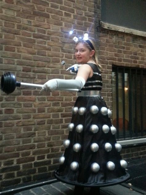 Dalek dress! Dalek Sec. Homemade Dalek Costume, Dr Who Costume, The Good Dr, Doctor Who Party, Doctor Who Costumes, Doctor Who Cosplay, Doctor Who Companions, Character Makeup, Nerd Life