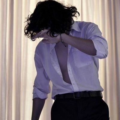 Casino Aesthetic Outfit, Chica Cool, Drawing People Faces, Long Black Hair, Cool Outfits For Men, Aesthetic Guys, Photography Poses For Men, 영감을 주는 캐릭터, Poses For Men