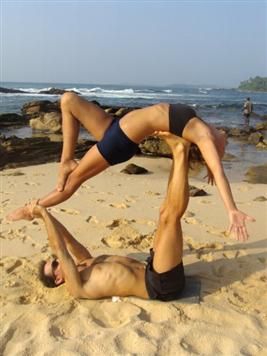 Want to try! Airplane Yoga, Couple Workouts, Living Motivation, Boyfriend Girlfriend Pictures, Couples Yoga Poses, Flying Yoga, Couples Yoga, Yoga Beach, Healthy Living Motivation