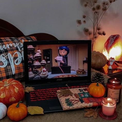 Rory Gilmore Autumn, Coraline Pumpkin, Aesthetic Coraline, October Movie, Halloween Cozy, Gilmore Girls Rory, Autumn Fall Aesthetic, October Aesthetic, Pumpkin Spice Season