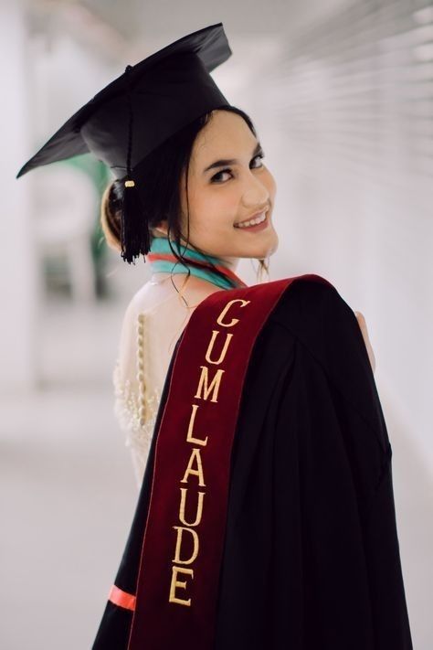 Graduation Photo Studio Ideas, Graduate Pose Ideas, Photoshoot Graduation Ideas, Pose Wisuda Studio, Pose Wisuda Outdoor, Graduation Photography Studio, Graduation Photo Studio, Graduation Poses Ideas, Pose Foto Wisuda