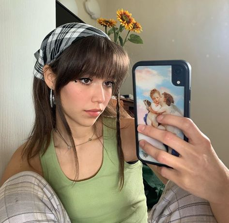 💞✨🌸💖😊 RAVEN 😊💞🌸✨💖 (@inyourdre4mz) • Instagram photos and videos Indiecore Aesthetic, Indie Hairstyle, Bandana Hairstyles For Long Hair, Indie Hair, Crystal Hair Clips, Selfie Poses Instagram, Wispy Bangs, Long Hair With Bangs, Aesthetic Indie