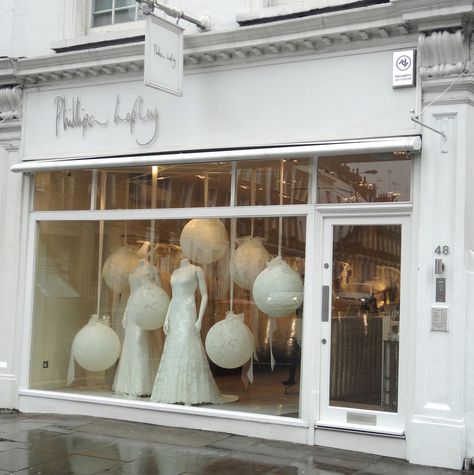 Be Wholehearted: Bridal Visual Merchandising in London Bridal Shop Interior, Bridal Shop Ideas, Boutique Window Displays, Boutique Store Front, Bridal Boutique Interior, Interior Simple, Store Window Displays, For Wedding Dresses, Spring Window