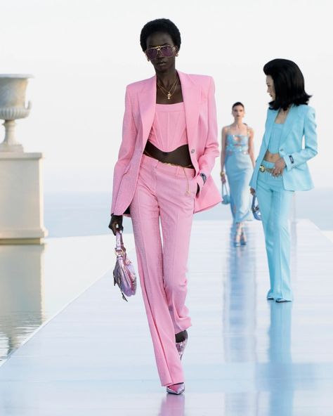 Versace Resort 2024 [PHOTOS] – WWD Editorial Outfits, Versace Resort, Anok Yai, Pre Fall 2023, Resort 2024, Pink Suit, Mom Dress, Pink Outfits, Blazer Outfits