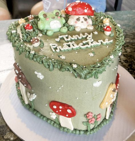 Cute Frog Cake With Mushrooms, Cake Designs Mushroom, Mushroom Cake Aesthetic, Frog Mushroom Birthday Party, Mushroom Birthday Cake Simple, Cute Cake Ideas Simple, Cottage Core Cakes Birthday, Fairycore Birthday Cake, Cute Mushroom Cake