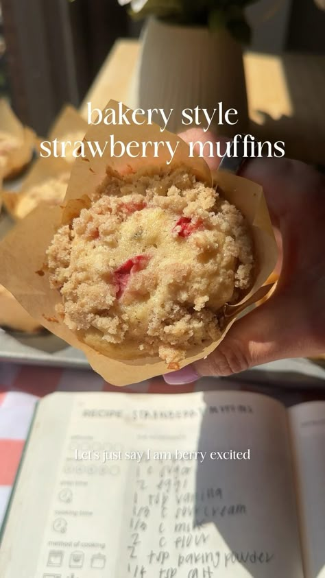 The best bakery style strawberry shortcake muffins. The full recipe is live on my blog! Blueberry Lemon Drop Martini, Strawberries Muffins, Blueberry Lemon Drop, Strawberry Shortcake Crumble, Shortcake Crumble, Strawberry Shortcake Muffins, Lemon Drop Martini Recipe, Blueberry Cake Donuts, Strawberry Muffin Recipes