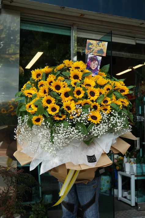 Huge Sunflower Bouquet, Big Sunflower Bouquet, Huge Flower Bouquet, Giant Bouquet Of Flowers, Giant Flower Bouquet, Sunflower Bouquet Gift, Grad Flowers, Huge Bouquet, Expensive Flowers