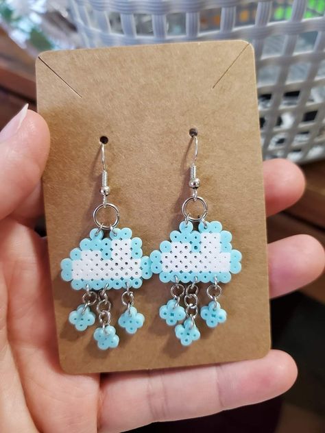 Iron Beads Jewelry, Perler Beads Designs Pattern Easy, Iron Bead Patterns, Perler Beads Earrings Ideas, Hamahelmet Ideas, Perleplader Ideas Diy, Small Pearler Bead Ideas, Cute Hama Bead Ideas, Things To Make With Perler Beads