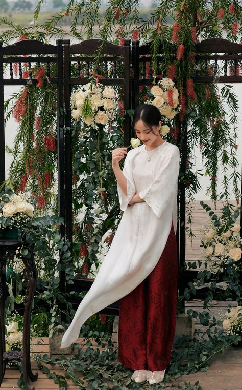 Indian Vietnamese Wedding, Viet Wedding Dress, Aesthetic Ao Dai, Ao Dai Graduation, Ao Dai Photoshoot, Ao Dai Aesthetic, Elegant Dresses Classy Chic, Vietnam Traditional Dress, Vietnamese Wedding Ao Dai