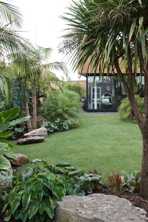 Garden Landscaping Design Ideas, Tropical Backyard Landscaping, Tropical Patio, Tropical Landscape Design, Tropical Garden Design, Tropical Backyard, Rock Garden Landscaping, Garden Types, Landscape Designs