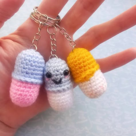 Crochet Chill Pill Free Pattern, Crochet Pill Bottle, Chill Pill Crochet Pattern, Pill Crochet, Crochet Medical, Quick And Easy Crochet Projects, Crochet Key Chains, Crochet Fidget, Small Crochet Gifts