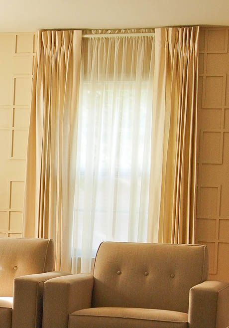 6 tips for using pinch pleat draperies as window treatments for a mid century home - Retro Renovation Modern Window Treatments Living Room, Mid Century Modern Window Treatments, Curtain Ideas For Living Room, Pinch Pleat Drapes, Pinch Pleat Draperies, Modern Window Treatments, Drapes And Curtains, Types Of Window Treatments, Pleated Drapery