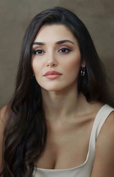 l hairstyles for long hair Actresses In Their 30s Celebrities, Hande Erçel Makeup, Beauty Forever, Celebrities Before And After, Hande Erçel, Hande Ercel, Beautiful Smile Women, Medium Length Hair Cuts, Professional Hairstyles