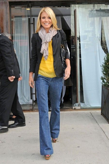 Making Clothes, Kelly Ripa, A Jacket, Yellow Shirts, Yellow Top, How To Make Clothes, Black Blazer, Trouser Jeans, Look Chic