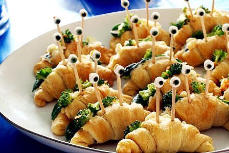 Monster Food, Rolled Sandwiches, Croissant Sandwich, Decorações Com Comidas, Halloween Kunst, Sea Birthday Party, Sea Birthday, Snacks Für Party, Googly Eyes