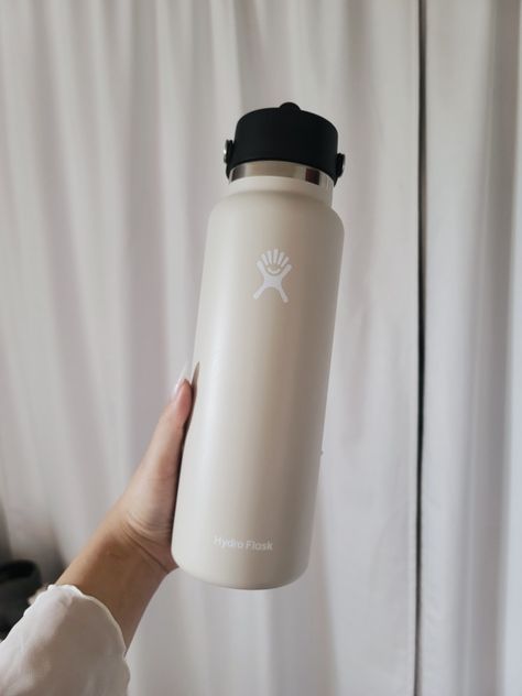 water bottle, hydroflask, beige, oat Oat Hydroflask, Hydroflask Color, Vanilla Girl Essentials, January Mood, Gym Aesthetics, Girl Essentials, Hydro Flask Water Bottle, Cute Water Bottles, Body Smells