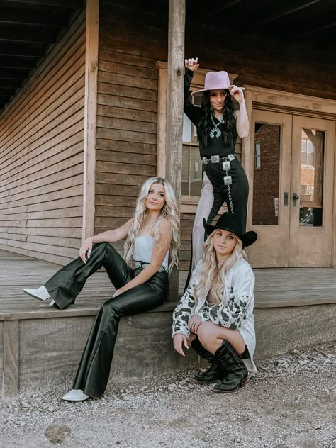 Cowgirl Friends Photoshoot, Western Photoshoot Ideas Best Friends, Western Boutique Photoshoot Ideas, Western Outfits Photoshoot, Western Boutique Photoshoot, Country Band Photoshoot, Western Photoshoot Ideas Friends, Western Group Photoshoot, Country Music Photoshoot