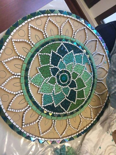 Mosaic Tile Table, Mosaic Furniture, Mosaic Art Diy, Mosaic Pots, Round Mosaic, Mosaic Garden Art, زجاج ملون, Mosaic Tile Art, Mosaic Art Projects