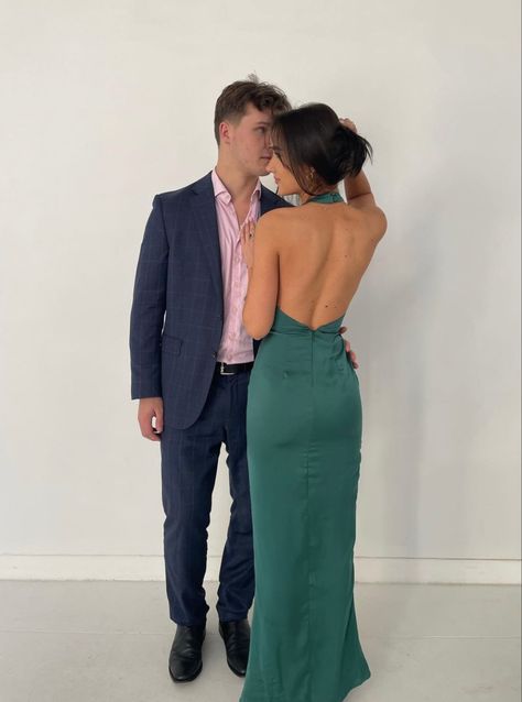 Relationship Cute, Couple Pose Ideas, Prom Picture Poses, Prom Couples, Prom Poses, Couple Poses Reference, Low Back Dresses, Anniversary Photoshoot, Low Cut Dresses