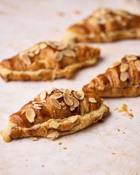 This easy almond croissant recipe makes flaky pastries that are French bakery style. Using leftover croissants and my frangipane recipe as a homemade almond paste filling. This easy weekend breakfast recipe is ready in just 30 minutes. Tasty baking recipes like this French almond croissant recipe. Pioneer Woman Almond Cream Croissants, Almond Frangipane Croissant, Pioneer Woman Chocolate Almond Croissant, Easy Almond Croissant, Almond Croissant Recipe, Frangipane Recipe, Leftover Croissants, Almond Paste Filling, Crossiant Recipes