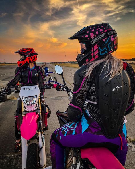 Motorcross Outfits For Women, Motorcross Outfits, Womens Dirt Bike Gear, Motocross Couple, Dirt Bike Riding Gear, Motocross Girls, Dirt Motorcycle, Freestyle Motocross, Dirt Bike Gear