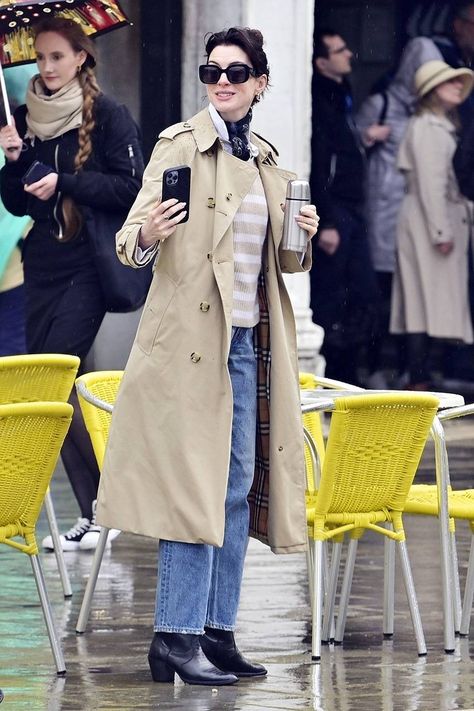 Anne Hathaway Wore the Classic Outfit Every French Girl Owns | Who What Wear Anne Hathaway Style, Parisian Outfit, French Street Fashion, Classic Outfit, Trench Coat Style, On A Rainy Day, French Women, Versatile Outfits, Anne Hathaway