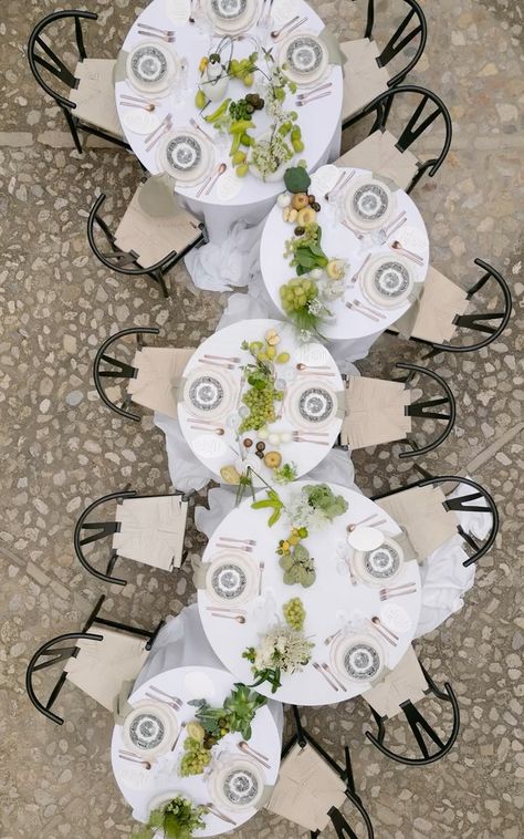 LaFederica - Wedding Studio | This table is an OBSESSION 🍃 The perfect green and white setting reinvented mixing many floral textures and veggies. 🥒 Photo… | Instagram Table Configurations Wedding, Set Up Table For Dinner, Caterpillar Table Wedding, Amalfi Inspired Wedding, Modern Wedding Tablescape, Small Wedding Table Layout, Fancy Friendsgiving, Table Layout Design, Green And White Table Setting