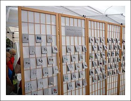 shoji-screen-earring-display-overview Earring Display Diy, Art Festival Booth Display, Diy Earring Cards, Festival Booth Display, Craft Booth Design, Jewelry Booth, Earring Displays, Jewerly Displays, Shoji Screen