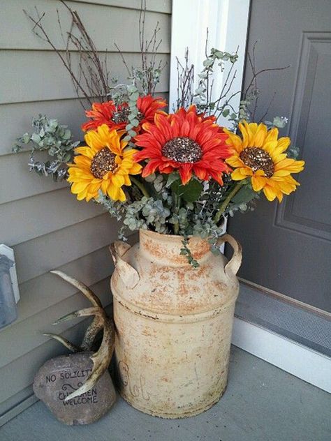 Porche Vintage, Farmhouse Front Porch Decorating, Antique Milk Can, Porch Design Ideas, Spring Porch Decor, Vintage Porch, Rustic Porch, Farmhouse Front Porches, Fall Front Porch Decor