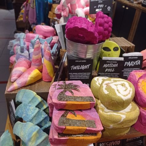 Bubble bars lush Lush Soap Bar, Lush Bubble Bars, Lush Soap, Cosmetics Aesthetic, Bath Balms, Calming Images, Bubble Bar, Lush Bath, Lush Products